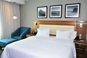 Room, 1 King Bed, Refrigerator | Premium bedding, in-room safe, desk, laptop workspace - Hampton Inn by Hilton Hermosillo (Hermosillo)