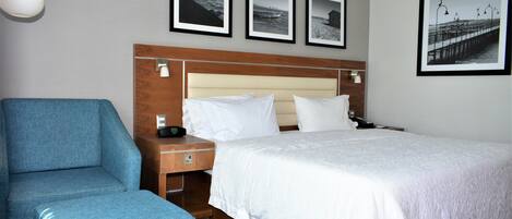 Luxe beddengoed, een kluis op de kamer, een bureau, een laptopwerkplek