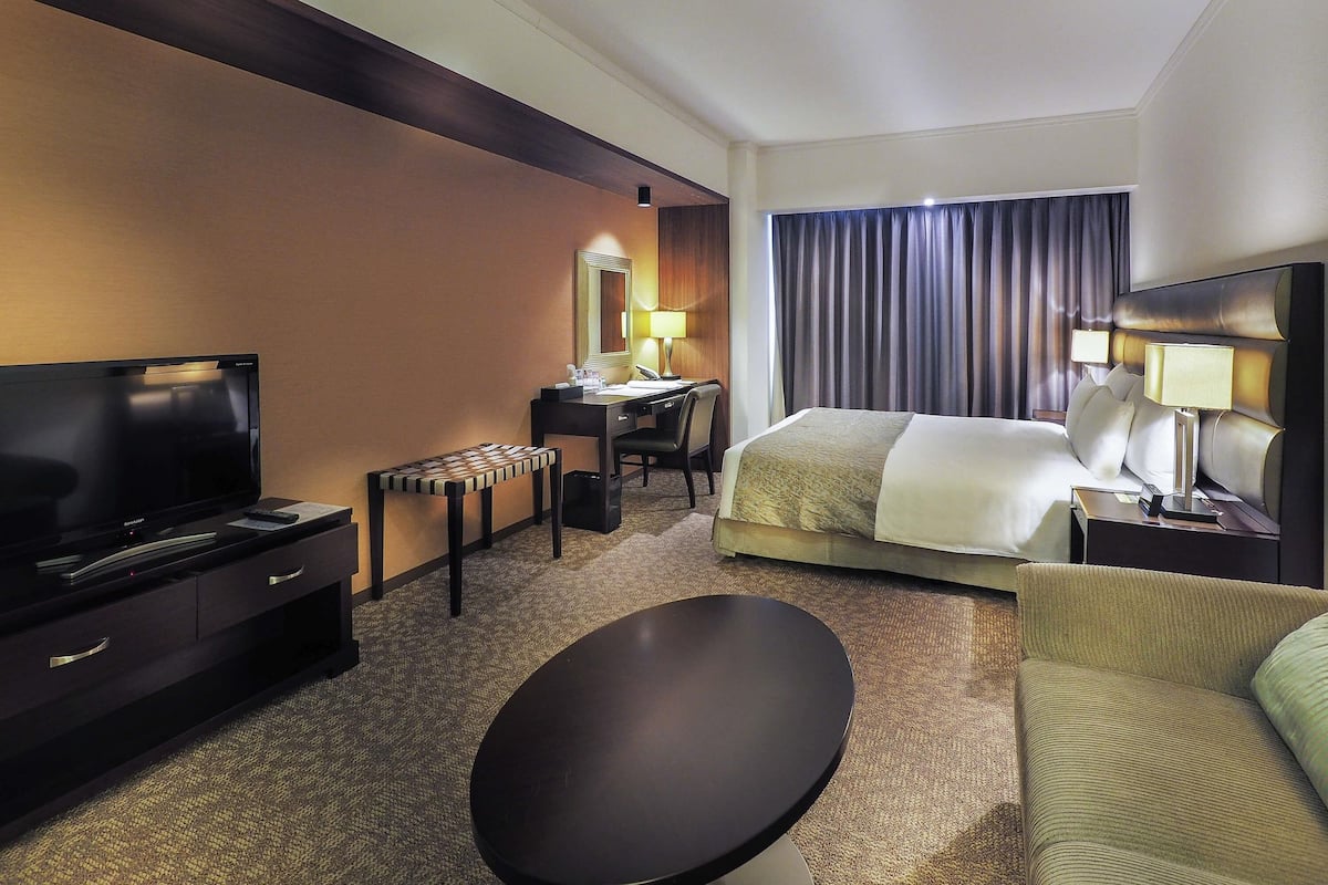 Cubrecamas, minibar, escritorio y cortinas blackout