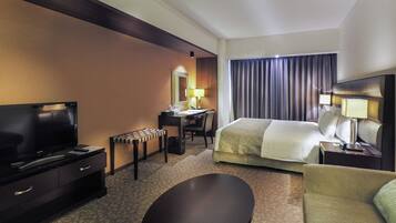 Deluxe Room, 1 King Bed, Non Smoking | Down comforters, minibar, desk, blackout drapes