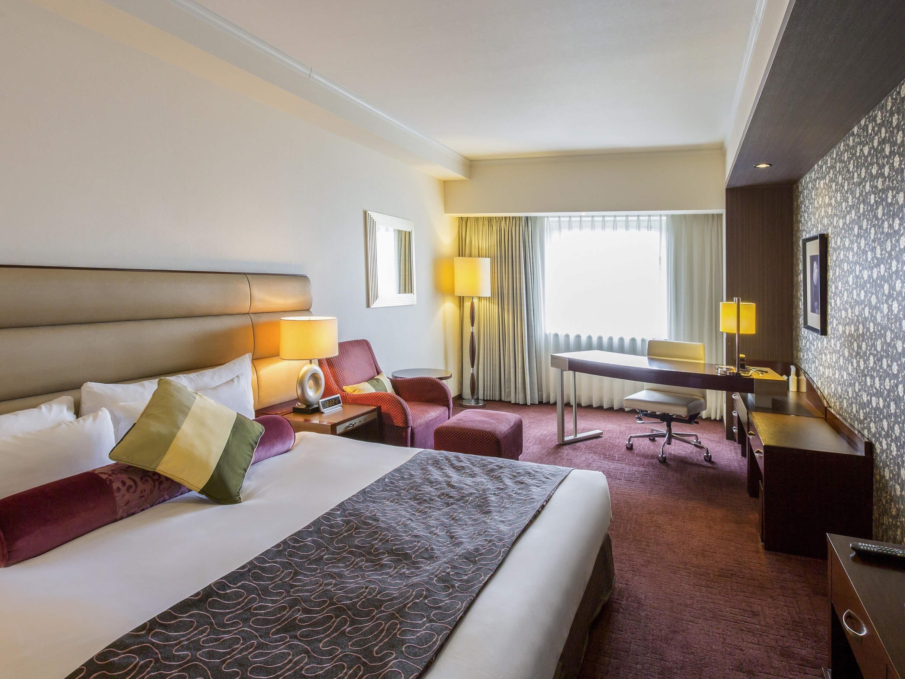 Chambre Deluxe, 1 très grand lit, non-fumeurs (High Floor) | Couette en duvet d'oie, minibar, bureau, rideaux occultants