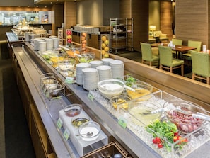 Desayuno buffet diario (JPY 2500 por persona)