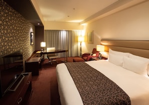 Phòng Deluxe, 1 giường cỡ king, không hút thuốc (High Floor) | Chăn bông, minibar, bàn, màn/rèm cản sáng