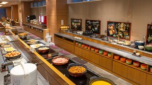 Un bufé con diversos alimentos y salsas.