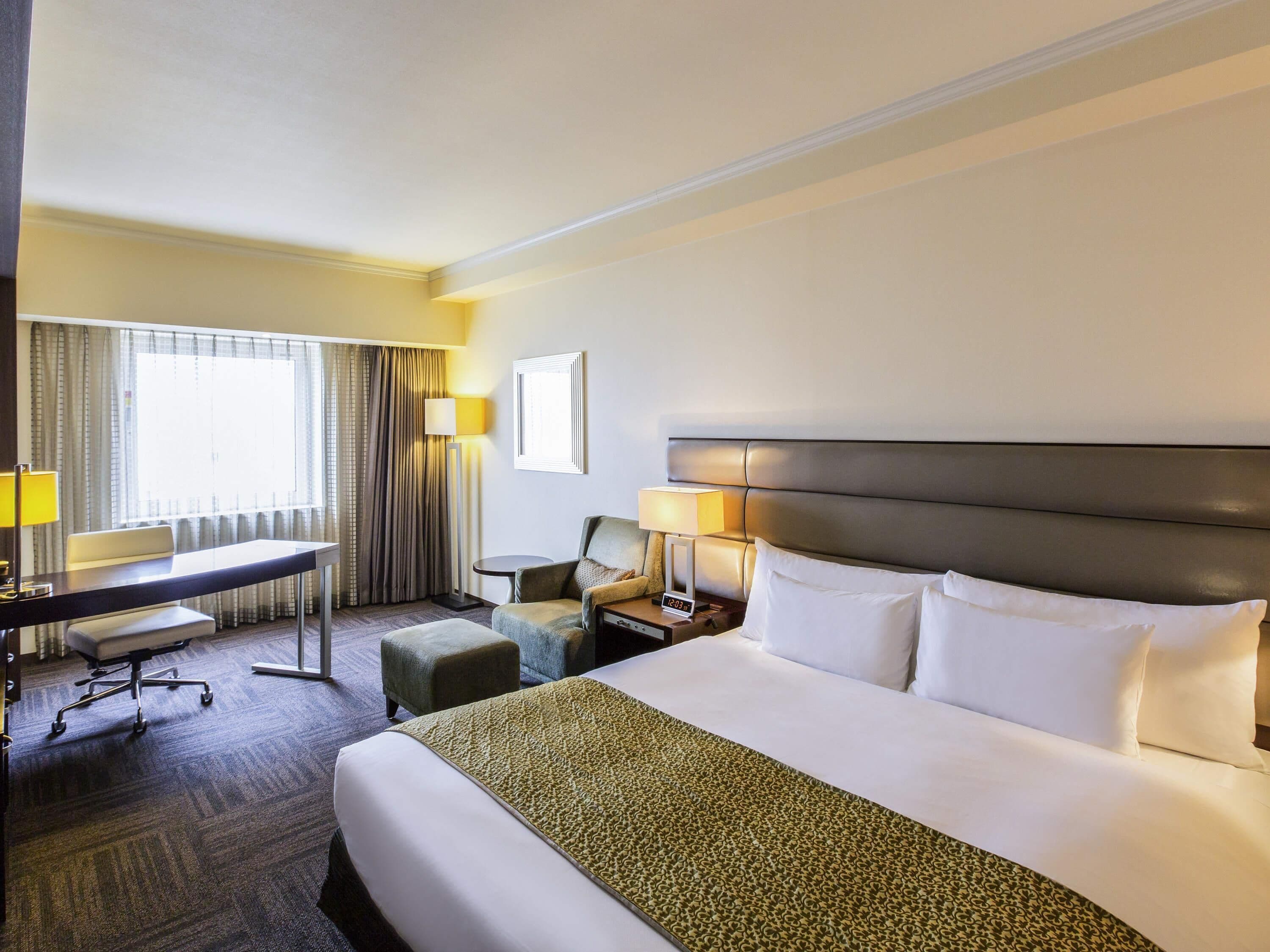 Deluxe Room, 1 King Bed, Non Smoking (High Floor) | Down comforters, minibar, desk, blackout drapes