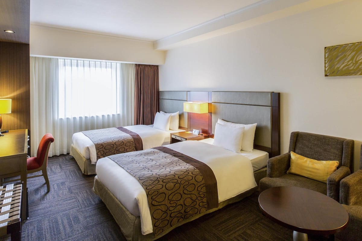 Selimut bulu angsa, minibar, meja kerja, dan tirai kedap cahaya