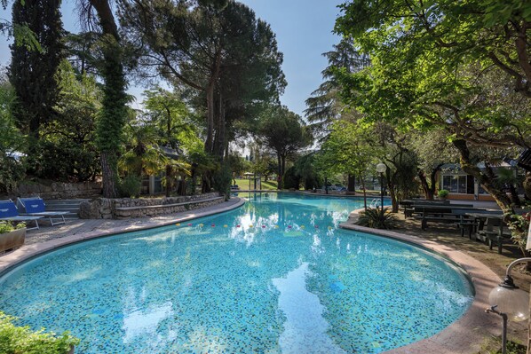 2 outdoor pools, pool umbrellas, sun loungers - Residence Parco del Garda (Garda)