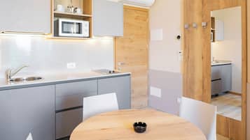 Deluxe Apartment | Private kitchen | Microwave, stovetop, cookware/dishes/utensils