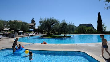 2 udendørs pools, parasoller, liggestole