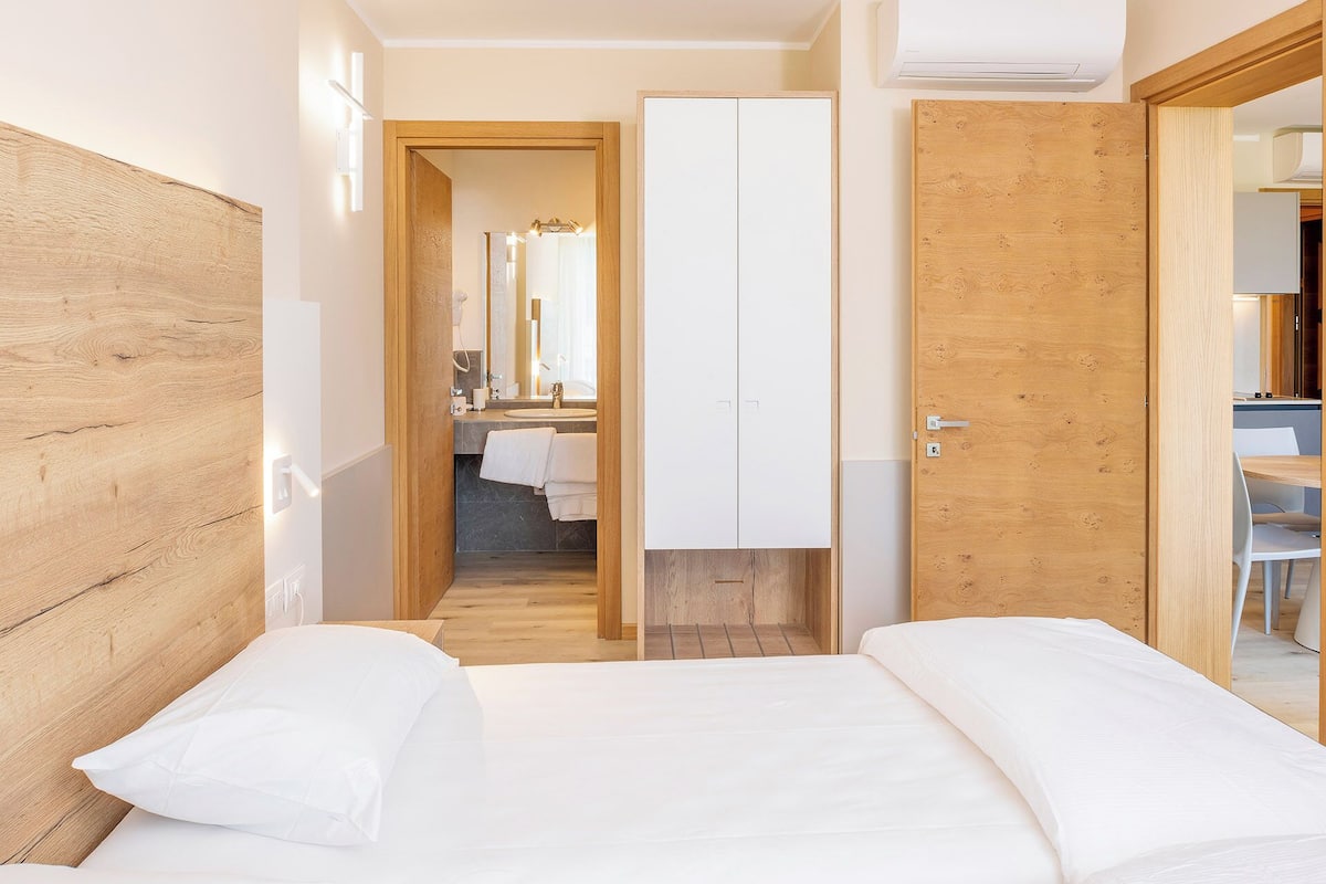 Deluxe Apartment | 1 bedroom, in-room safe, cribs/infant beds