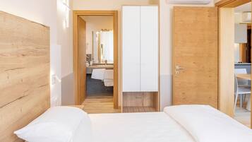 Deluxe Apartment, 1 Bedroom | In-room safe, cribs/infant beds