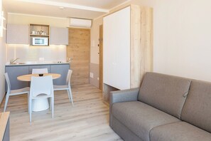 Deluxe Apartment, 1 Bedroom | Private kitchen