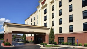 A hotel with a clear entrance, a covered waiting area, and a parking lot. - Hampton Inn Springfield-Southeast (Springfield)