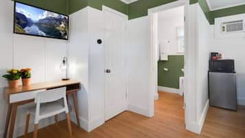 Kamer, 2 tweepersoonsbedden | Luxe beddengoed, Select Comfort-bedden, een bureau