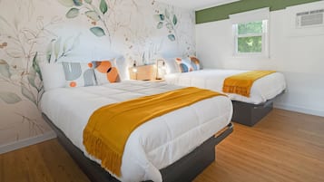 Huone, 2 parisänkyä | Ylelliset vuodevaatteet, Select Comfort -patjalliset sängyt, työpöytä