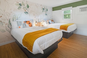 Quarto, 2 camas de casal | Roupas de cama premium, camas Select Comfort, escrivaninha