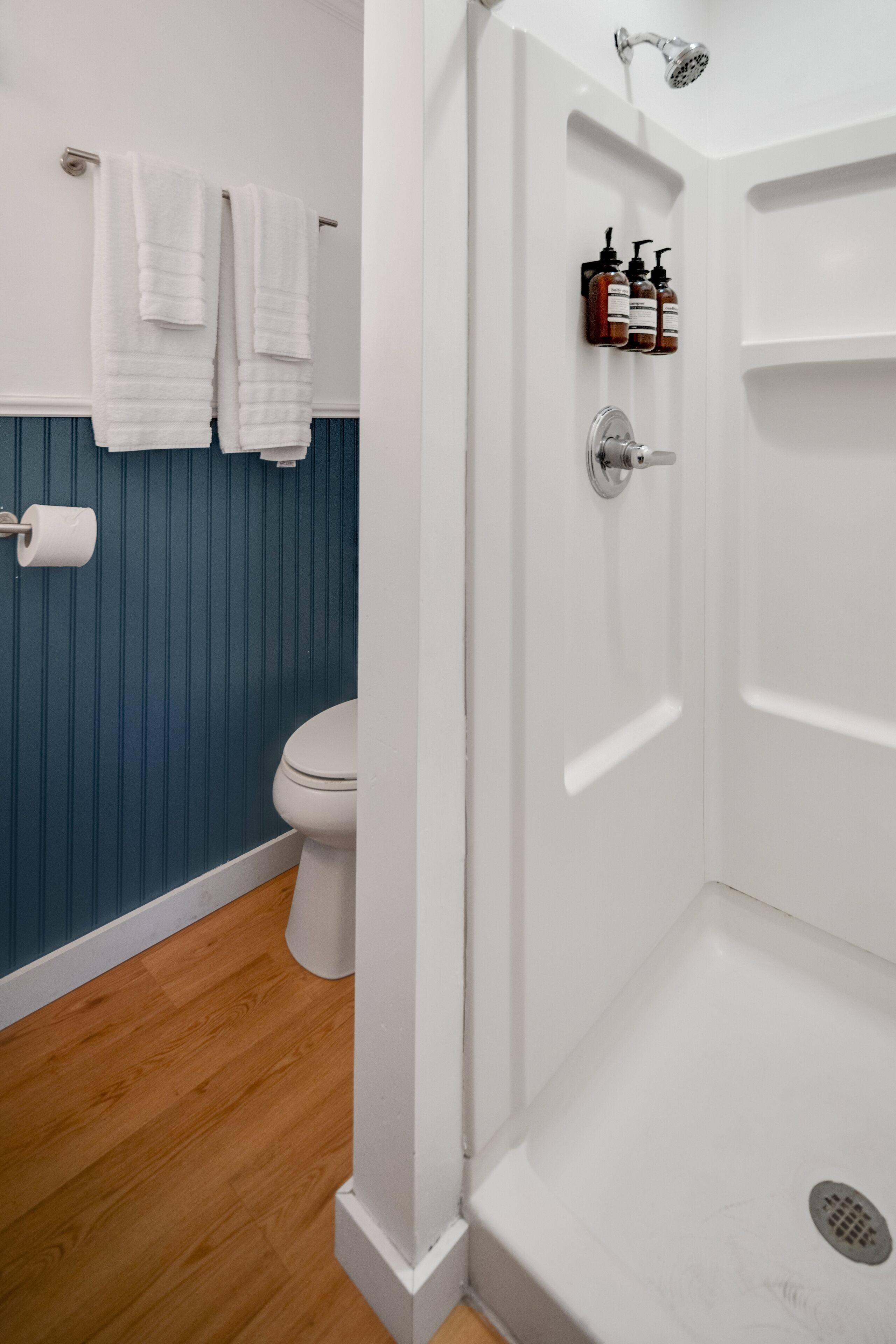 Quarto superior | Banheiro | Chuveiro, produtos de toalete grátis, secador de cabelo 