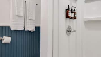 Quarto superior | Banheiro | Chuveiro, produtos de toalete grátis, secador de cabelo
