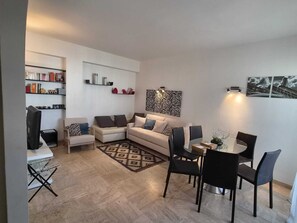 City Apartment, 1 Bedroom | Living area