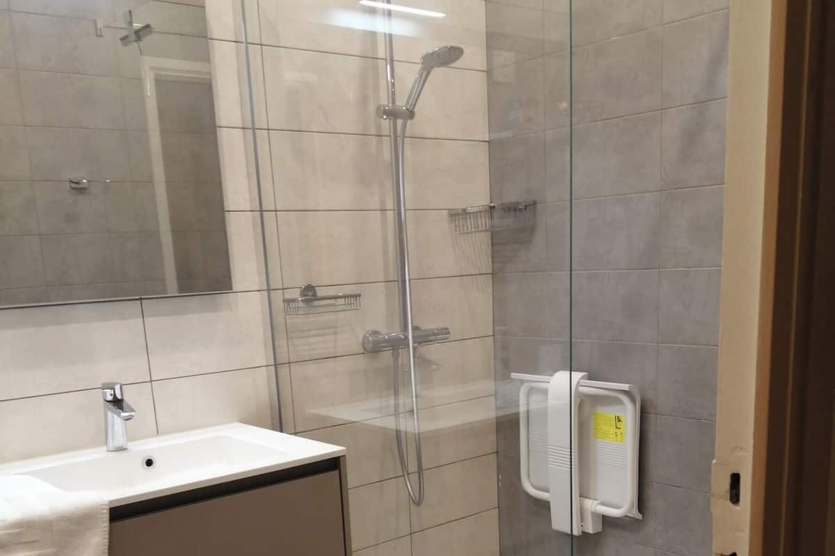 City Apartment, 1 Bedroom | Bathroom | Separate tub and shower, free toiletries