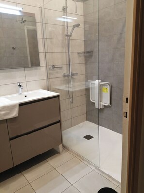 City Apartment, 1 Bedroom | Bathroom | Separate tub and shower, free toiletries - Sweet Accommodation (Cannes)