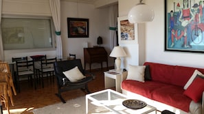 Apartamento, 2 quartos | Área de estar | TV