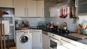 Apartamento, 2 quartos | Cozinha privada | Geladeira, micro-ondas, cafeteira/chaleira