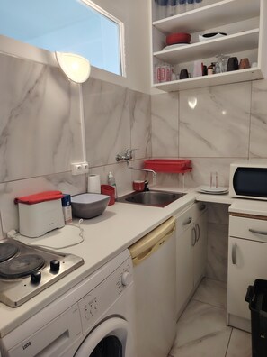 Studio | Private kitchen | Fridge, microwave, coffee/tea maker, cookware/dishes/utensils - Sweet Accommodation (Cannes)