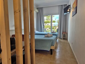 خزنة داخل الغرفة وأسرّة أطفال/رضّع (مجانًا) وملاءات أسرّة