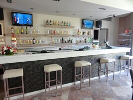 2 bares, bar junto a la piscina