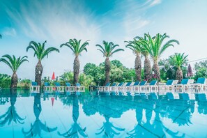 Outdoor pool, pool umbrellas, pool loungers - Morfeas Hotel (Corfu)