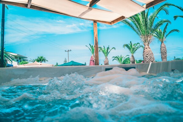 Outdoor spa tub - Morfeas Hotel (Corfu)