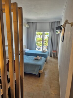 Double Room | In-room safe, free cribs/infant beds, bed sheets