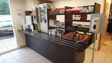 Colazione a buffet, servita tutte le mattine (6.5 EUR a persona) 