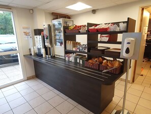 Petit déjeuner buffet (6.5 EUR par personne)