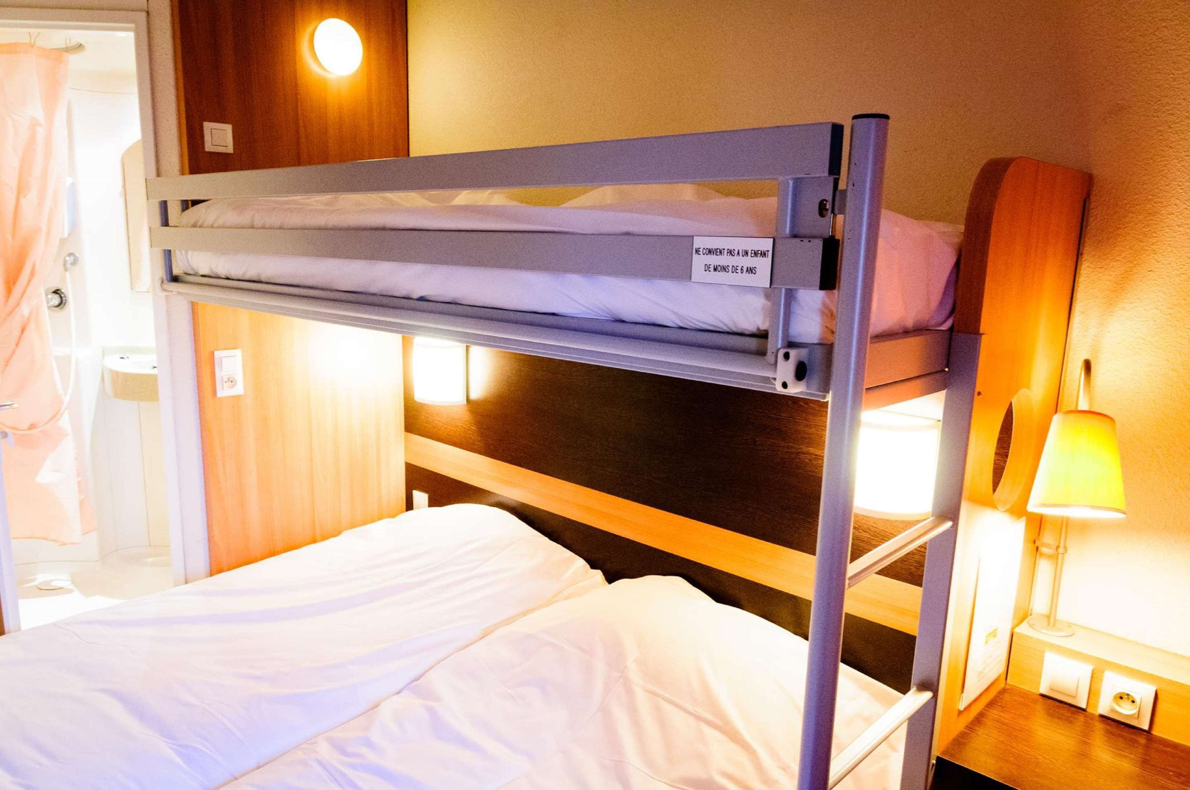 Un letto a castello con un cartello che indica che è riservato a bambini di età inferiore ai 6 anni.