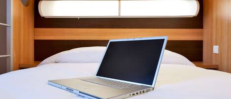 Ropa de cama de alta calidad, escritorio y cortinas blackout