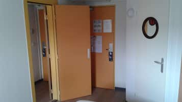 Premium bedding, desk, blackout drapes, soundproofing