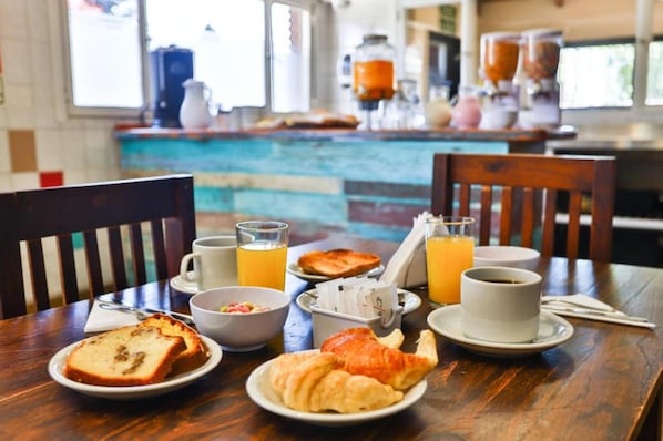 Free daily buffet breakfast - Tierra Gaucha Hostel Il (San Carlos de Bariloche)