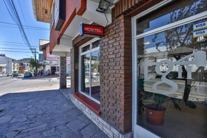 Un hostal con fachada de ladrillo y amplias ventanas.