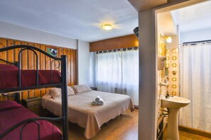 Quadruple Room | Premium bedding, down comforters, pillowtop beds, individually decorated - Tierra Gaucha Hostel Il (San Carlos de Bariloche)