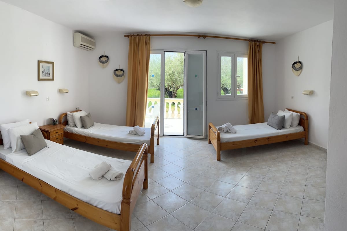 Studio, 1 Bedroom (For 3 ) | In-room safe, bed sheets