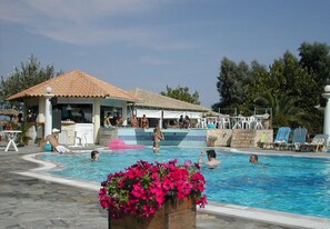 Udendørs pool, åben fra kl. 10.00 til kl. 19.30, parasoller, liggestole