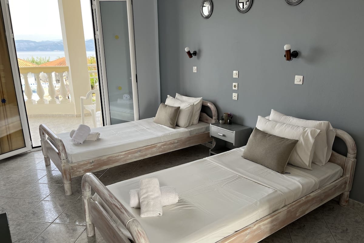 Studio | In-room safe, bed sheets