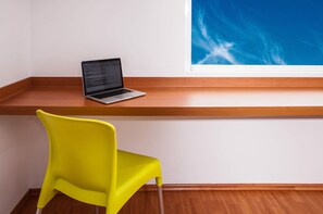 Escritorio, tabla de planchar con plancha, wifi gratis y ropa de cama 