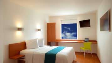 Habitación superior, 1 cama Queen size | Escritorio, tabla de planchar con plancha, wifi gratis y ropa de cama