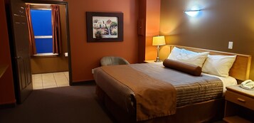 Quarto standard, 1 cama King | Quartos à prova de som, Wi-Fi de cortesia, roupa de cama