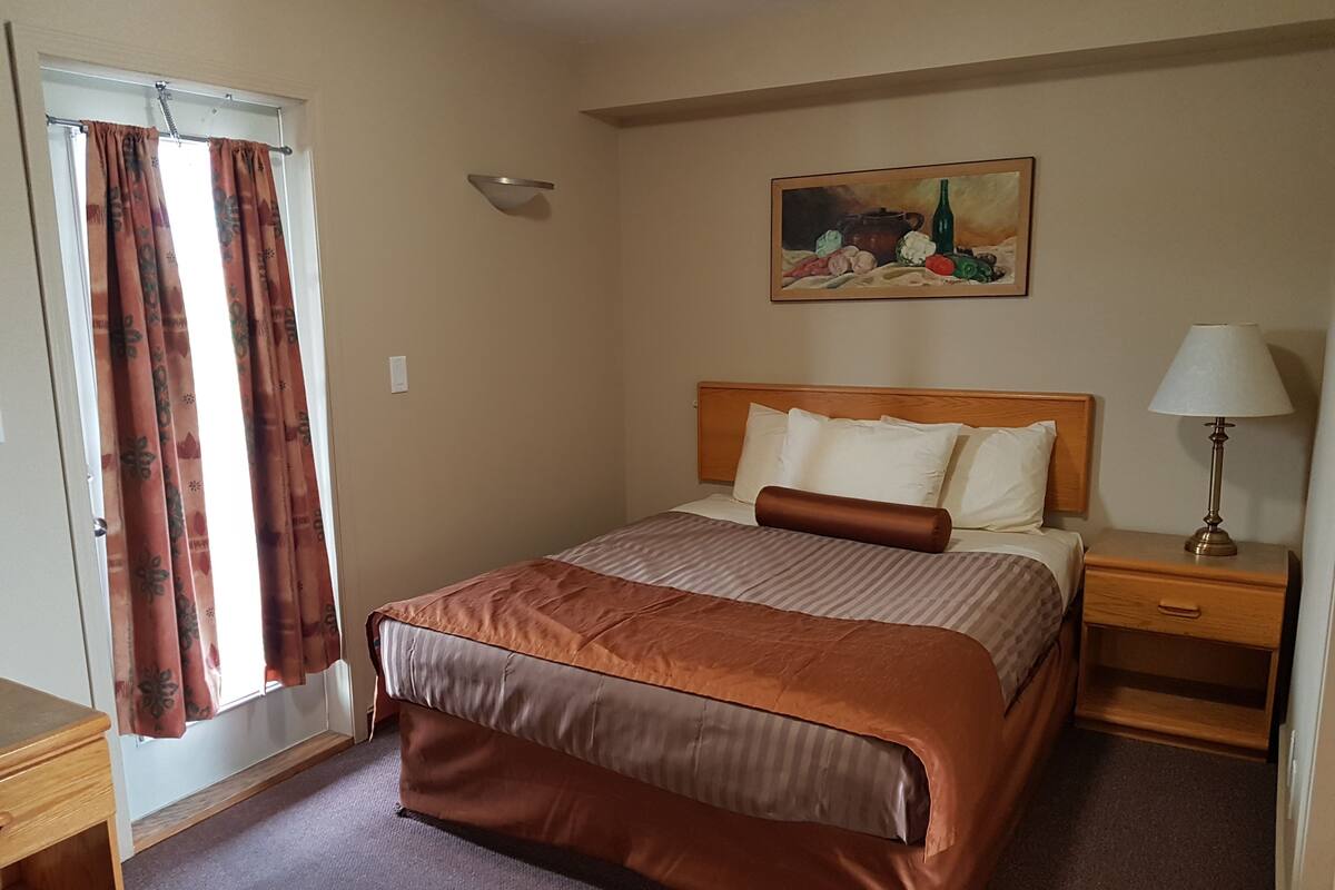 Soundproofing, WiFi (free), bed sheets
