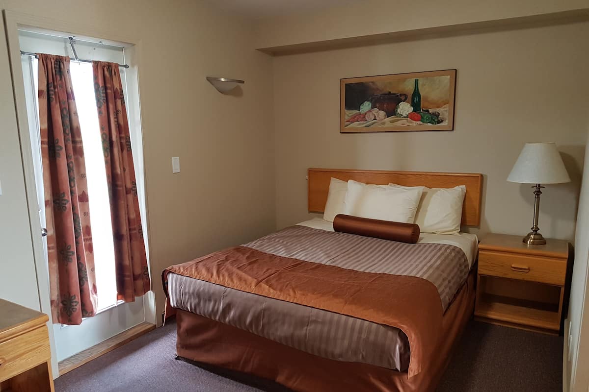 Soundproofing, free WiFi, bed sheets