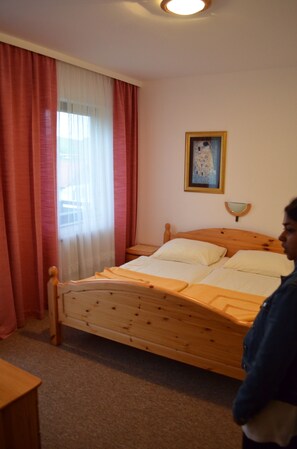 Habitación doble, balcón | Escritorio y wifi gratis